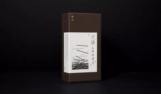 古樸又獨(dú)具現(xiàn)代感的書(shū)法手筆，造就濃墨重彩的茶包裝