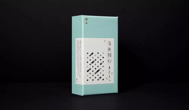 古樸又獨(dú)具現(xiàn)代感的書(shū)法手筆，造就濃墨重彩的茶包裝