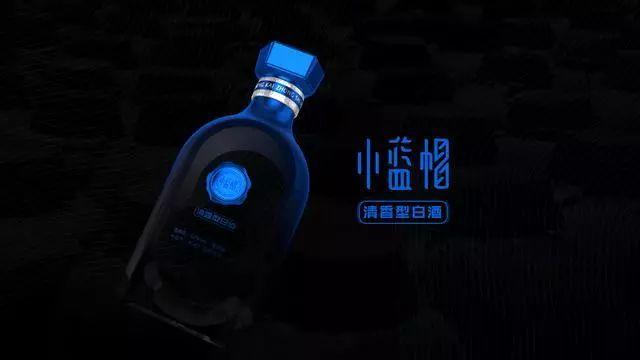 酒擺在貨架上，做出差異化來(lái)刺激消費(fèi)者的購(gòu)物欲望，突出產(chǎn)品質(zhì)感