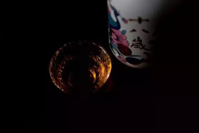 酒包裝的這么有個(gè)性，仿佛回到了十八歲的時(shí)光！